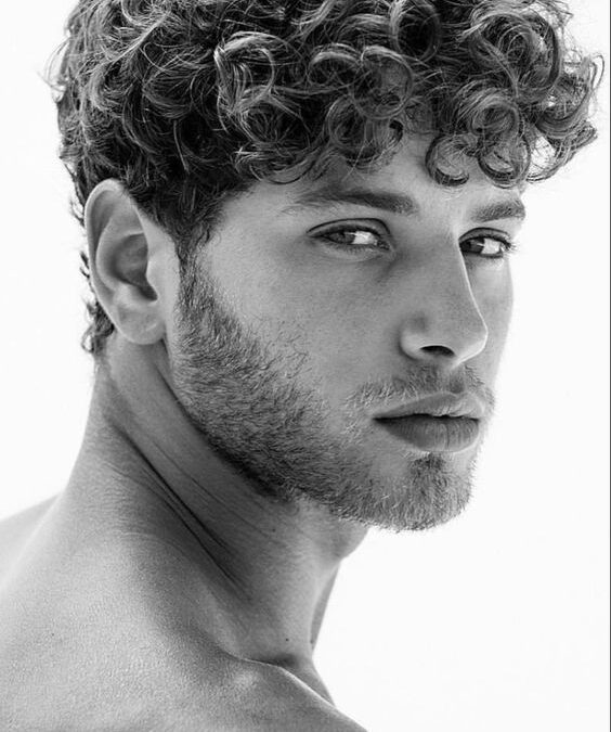 Révélez votre style avec des coupes de cheveux bouclés pour hommes