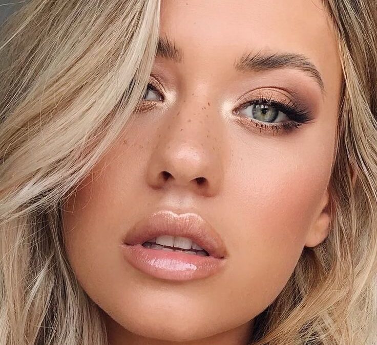 Maquillage parfait pour les blondes aux yeux bleus : sublimer la lumière naturelle
