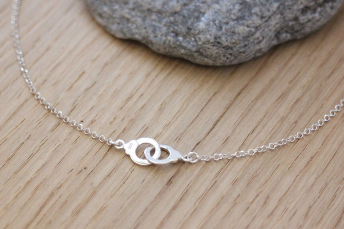 Collier menottes ras de cou mode
