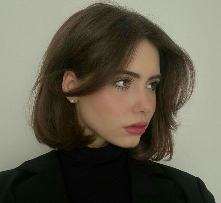 Coupe carré et frange rideau : astuces, inspirations et conseils pour un style ultratendance