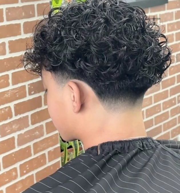 Taper cheveux bouclés homme : styles et entretien
