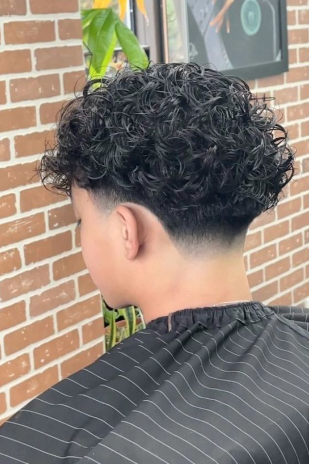 Coupe taper cheveux bouclés