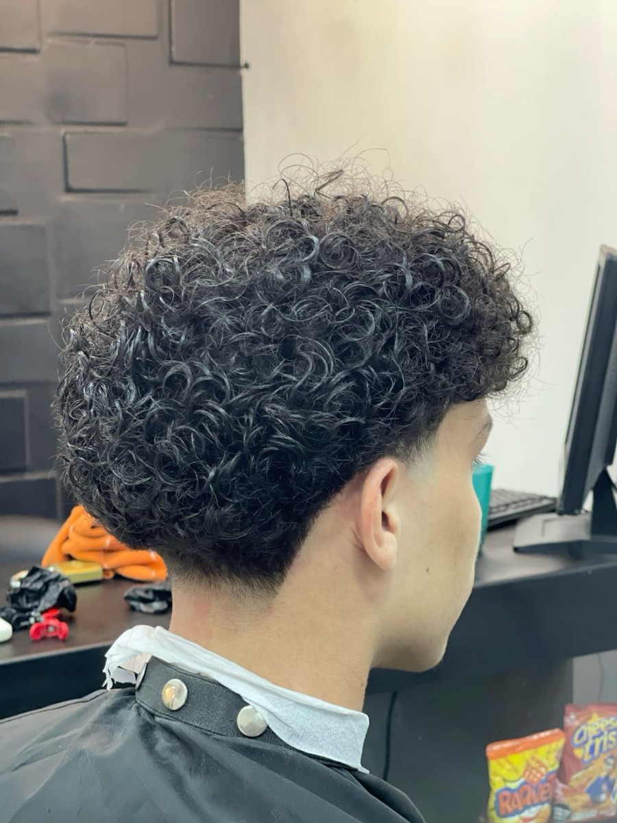 Style taper homme bouclé
