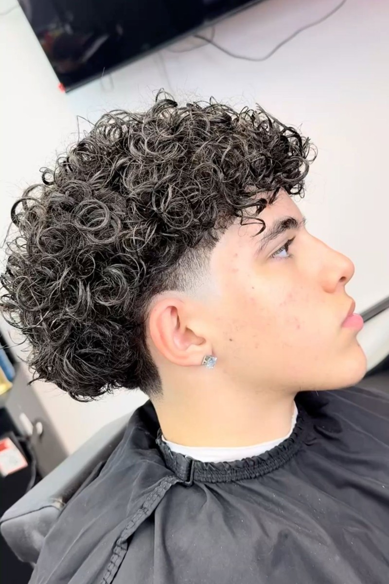 Taper moderne cheveux bouclés