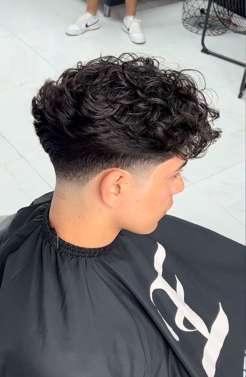 Coupe taper cheveux bouclés