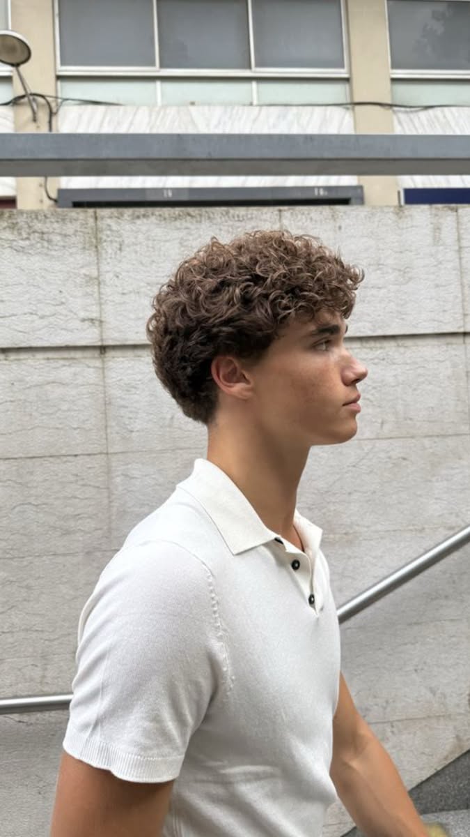 Style taper homme bouclé