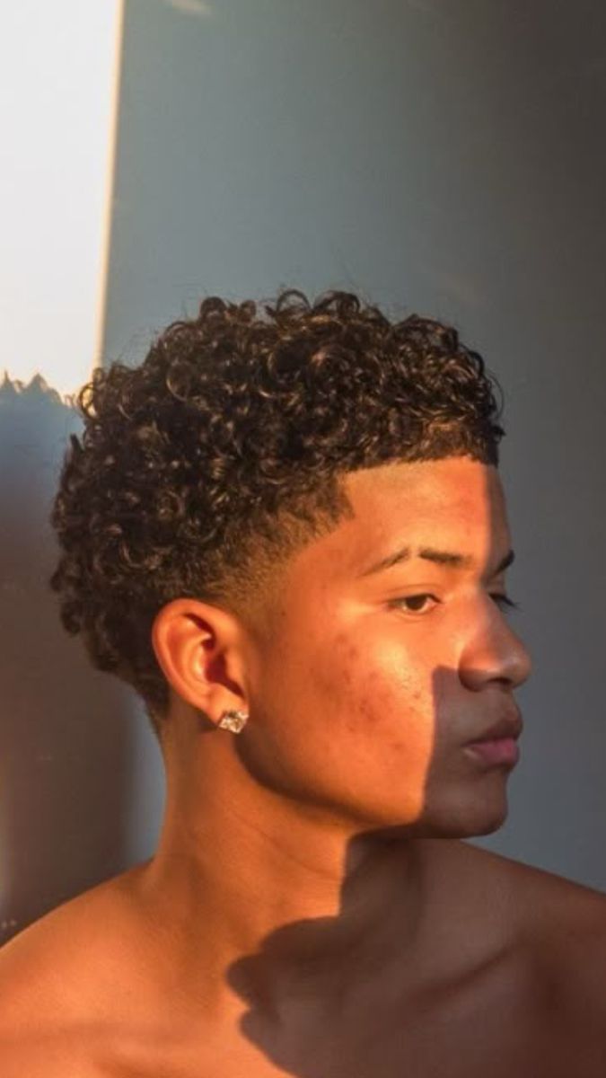 Style taper homme bouclé