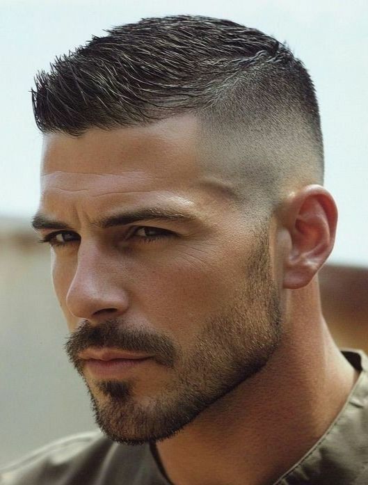 Barbe courte homme moderne