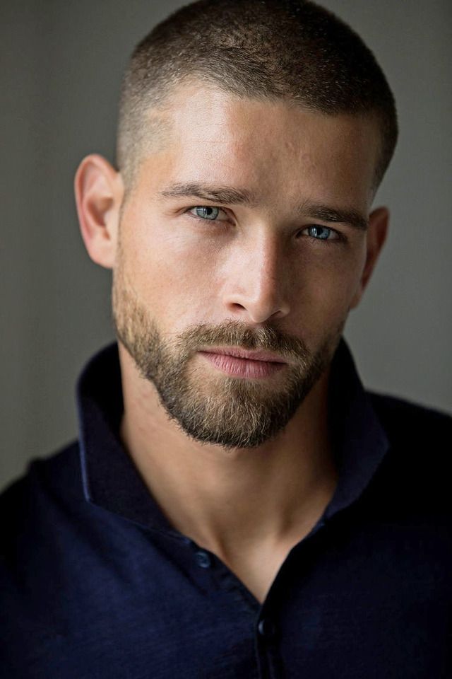 Barbe courte homme moderne