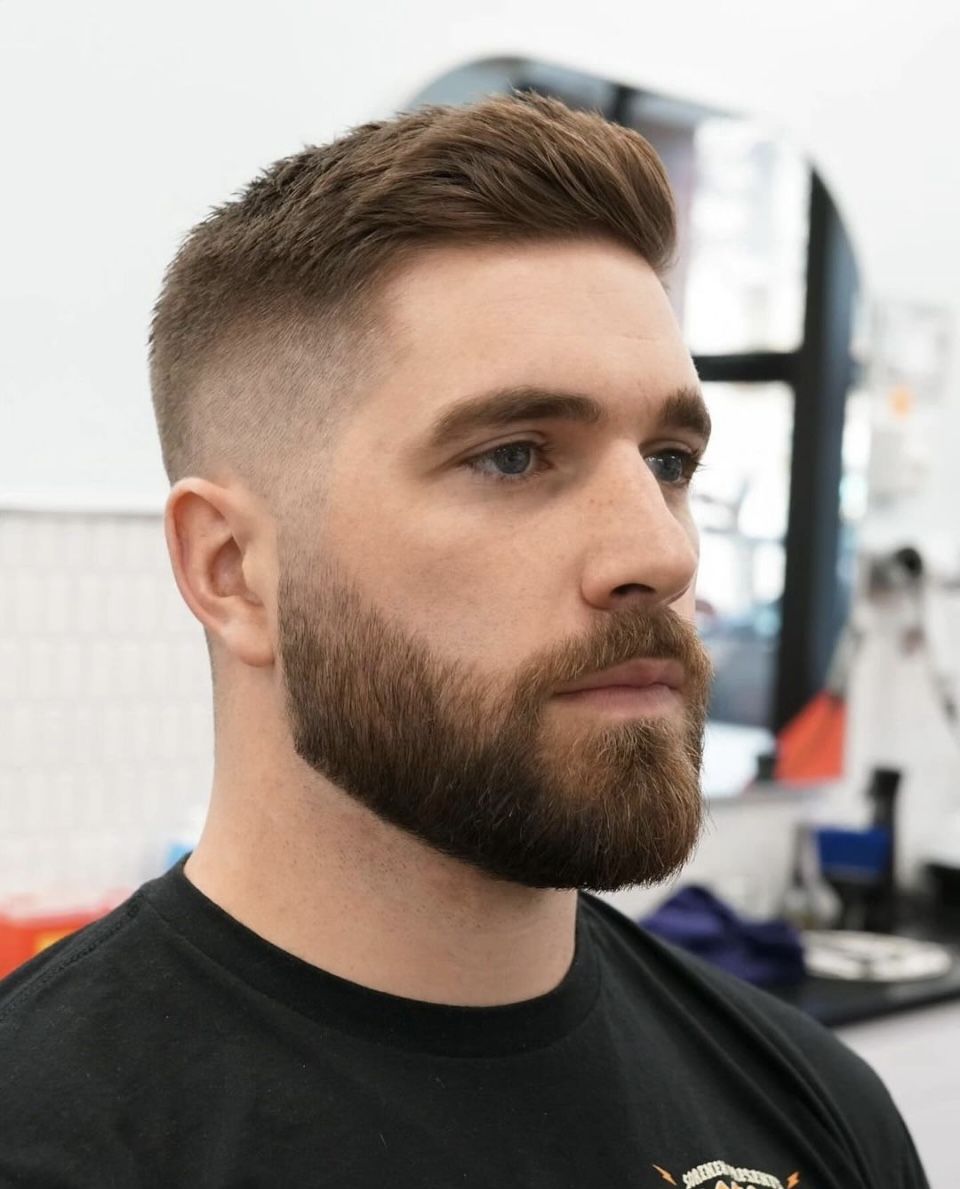 Barbe courte homme moderne