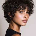 coiffure coupe courte frisée