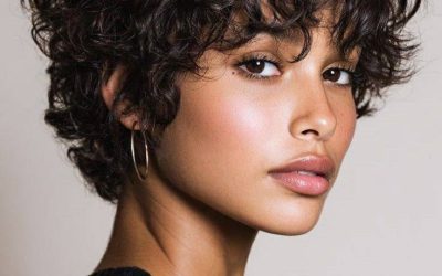 Coupe courte frisée femme : idées modernes