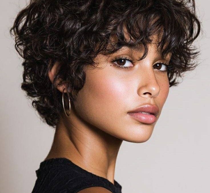 Coupe courte frisée femme : idées modernes