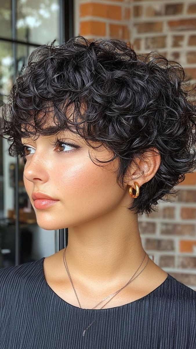 tendance coupe courte bouclée