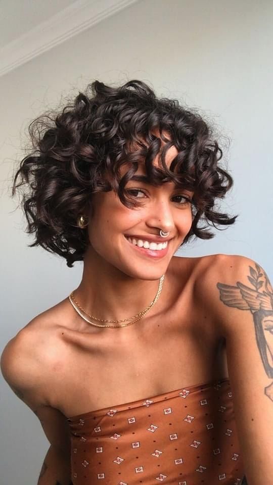 tendance coupe courte bouclée