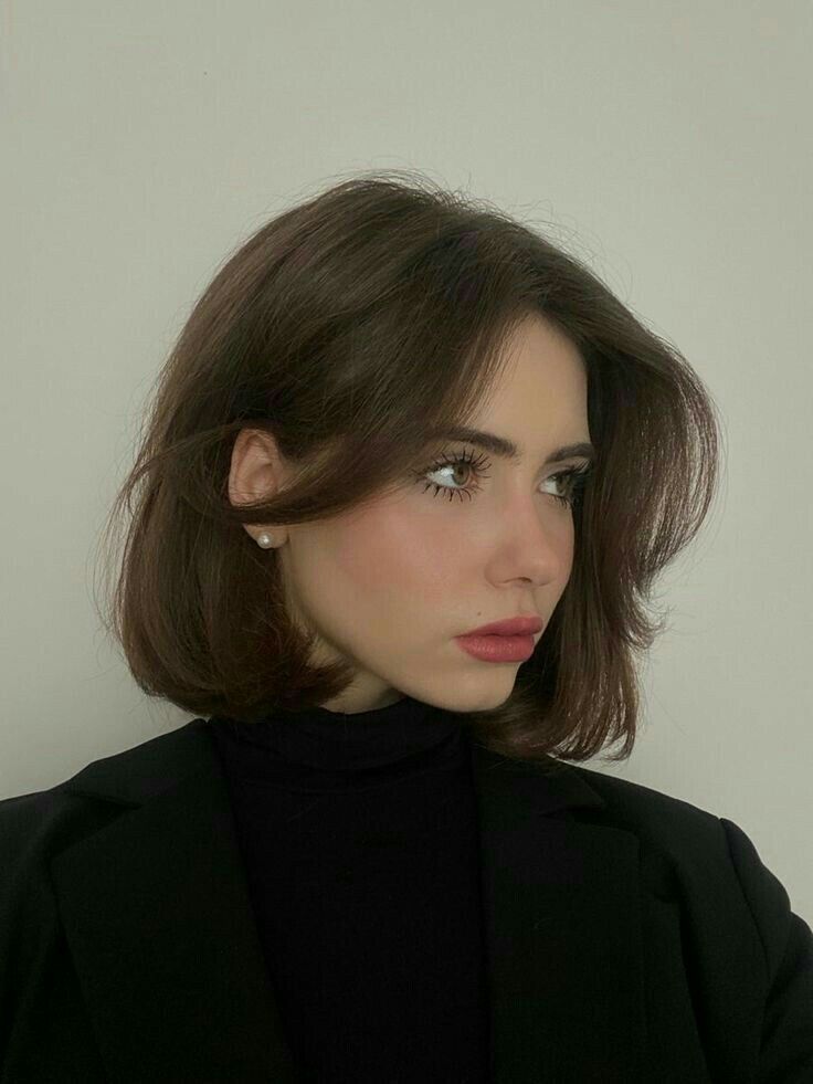 Coiffure frange rideau carré