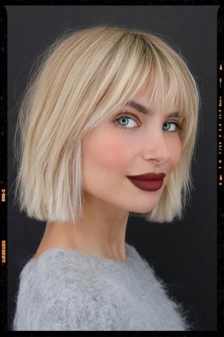 Carré blond frangé moderne