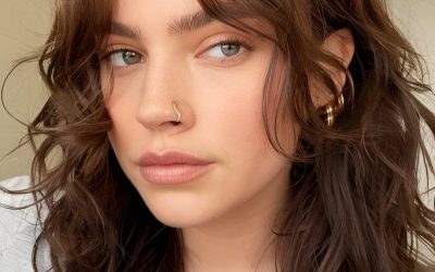 Cheveux mi-longs ondulés naturels : idées faciles