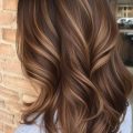 Teinte cheveux mi-long tendance