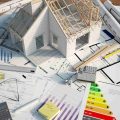 Plans de rénovation, étiquette énergétique et devis posés sur une table de travail